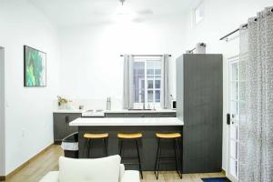 The Village Getaway- 2 Bedroom with luxury comfort and convenience