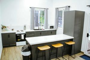 The Village Getaway- 2 Bedroom with luxury comfort and convenience