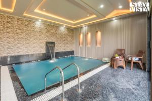 StayVista at The Binclave with Bar, Pvt Indoor Pool & Bonfire