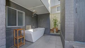 Norfolk Beach House - Modern