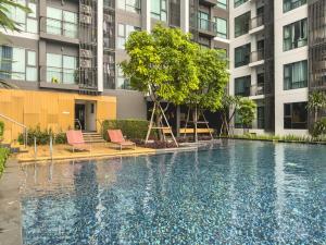 Modern 2BR Thong Lo BTS with Pool, Gym Sauna