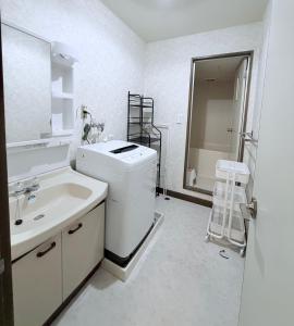 Cozy Family Room 305