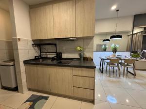 N907 Robertson KLCC Jalan Alor Bukit Bintang Petaling Street 7 Pax