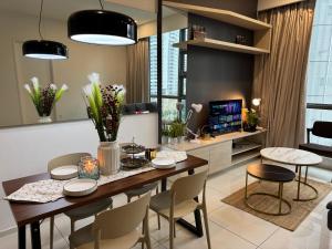 N907 Robertson KLCC Jalan Alor Bukit Bintang Petaling Street 7 Pax
