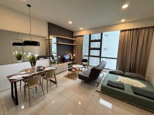 N907 Robertson KLCC Jalan Alor Bukit Bintang Petaling Street 7 Pax