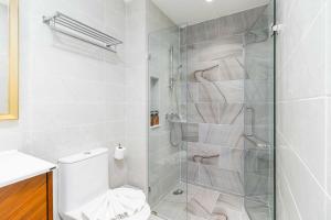 C261 Work Play & Stay City 1BR Condo Poo l& Gym