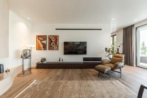 Lake Whisper Villa by PikHost