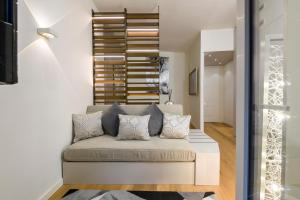 Gian Giacomo Mora, 13 Raffinato monolocale in centro