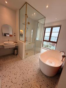 Maharaja Lounge & Hotels