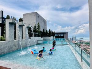 Luxury 2BR Rooftop Infinity Pool 8 Pax airport usm