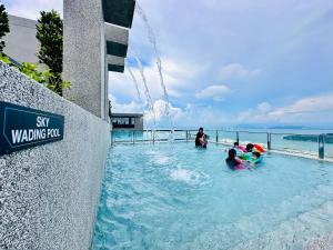 Luxury 2BR Rooftop Infinity Pool 8 Pax airport usm