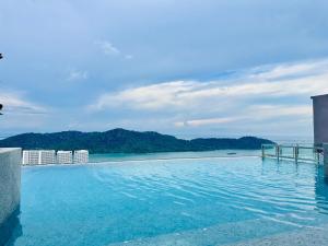 Luxury 2BR Rooftop Infinity Pool 8 Pax airport usm