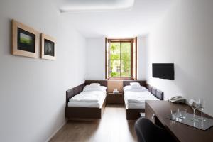 Standard Twin Room room in Hotel 100