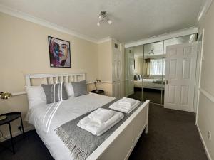 Spacious 5 Bedroom House Addlestone