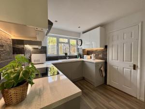 Spacious 5 Bedroom House Addlestone