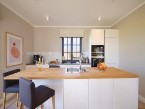 Reetland am Meer - LuxusPlus Reetdachvilla mit 4 Schlafzimmern, Außensauna, Loungebereich und Kamin H09