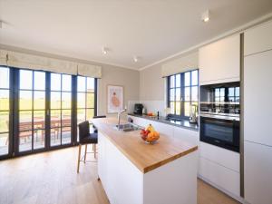 Reetland am Meer - LuxusPlus Reetdachvilla mit 4 Schlafzimmern, Außensauna, Loungebereich und Kamin H09