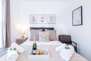 Modern 6 Bed House with Ensuites by 53 Degrees Property, Perfect for Business and Groups