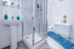 Modern 6 Bed House with Ensuites by 53 Degrees Property, Perfect for Business and Groups