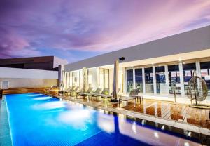 Luxury King Studio, Menlyn Maine, Time Square Views, Smart Access