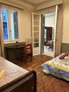 Private room for 3 in a dorm 5 from metro