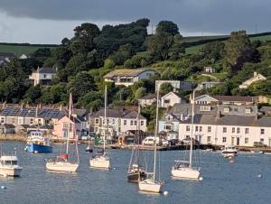 THE WHEEL,Harbour view apartment for two - private front entrance and patio
