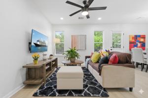 2025 Two-Story 4BR Home King Beds, Ensuite Baths & Big Yard Walk to UT