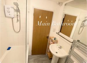 Peaceful 2-Bed Bath house with parking & garden & fast WiFi & easy city access