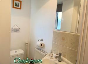 Peaceful 2-Bed Bath house with parking & garden & fast WiFi & easy city access