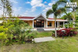 StayVistas The River Villa - Pet-Friendly Riverside Villa with Lawn & Bonfire