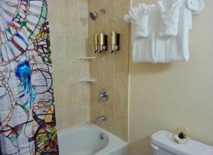 2 Bedroom Beachfront Condo with King Bed and Pool