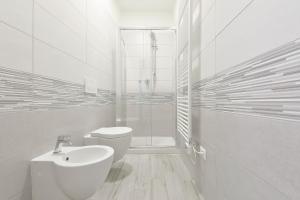 Les Trois Merveilles Grey Lewis