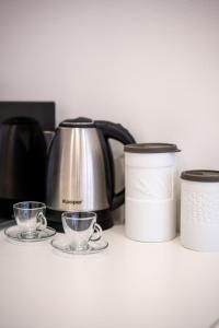 Les Trois Merveilles Grey Lewis