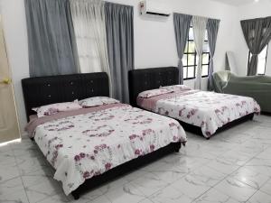 Homestay Rezquna Family Room
