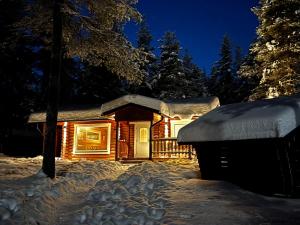 Kaupinmaja, Ylläs, Äkäslompolo, Lapland - Log Cabin with Lake and Fell Scenery