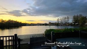 Beaumont Tattershall Lakes Escape - Lakeside lodge caravan with the fishing peg LUXURY HOT TUB