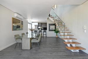 Gigi - Designer PH with 180° views of City, Moutain & Ocean