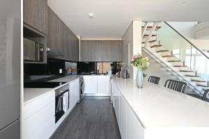 Gigi - Designer PH with 180° views of City, Moutain & Ocean