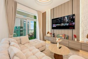 Luxury Apt in Lofts Downtown, Walk to Dubai Mall, Burj Khalifa, Gym, Pool, 500mbps Wifi