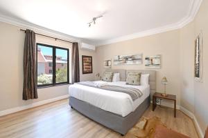 Sunny Sea Point Apartment with Private Balcony