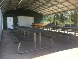 Pavilion and Glamping Village, 3 Cabins, Tipi, Wagon, Kitchen - 布拉夫