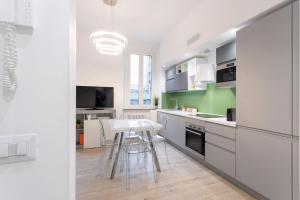 Bartolini Modern 2 Bedrooms by Halldis