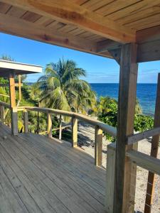 Quatro Vista, Unit B3 Ocean front, 3rd floor king bed