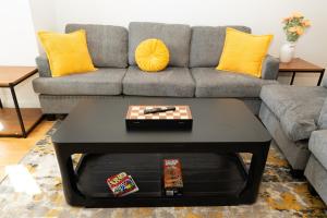 Garden Level lower unit 2 bdm 2 miles to downtown