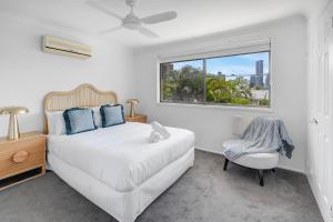 Palm Springs Waterfront Retreat - Broadbeach Waters