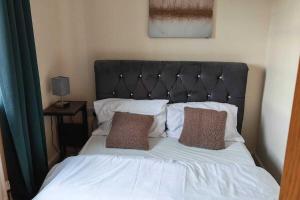 Hot tub - Pets - Sleeps 7 - Garden - Parking