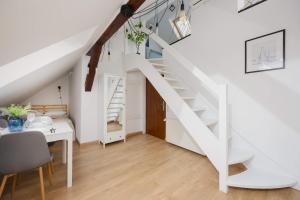 Modern Studios with Functional Furnishings Warsaw City Centre by Noclegi Renters