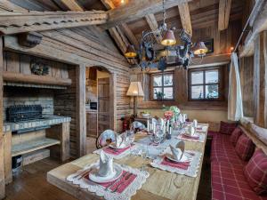 Chalet montagnard à Rochebrune avec jacuzzi, sauna, 6 chambres, proche des pistes, accueil 12 pers - FR-1-569-37