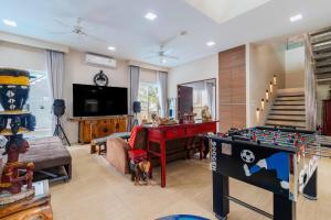 10 bed,12 bath, 3 pools,zip-line,sauna, Ocean view