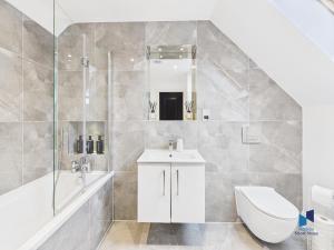 Luxurious 4-Bed Home, Sleeps 12, Free Parking